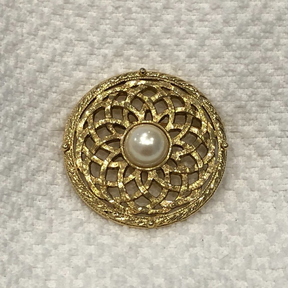 Victorian Style Vintage Brooch 1928 Gold Tone w Pearl Cabochon